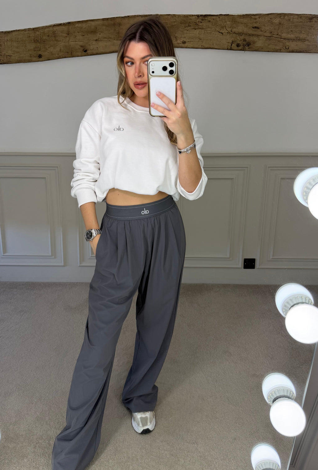 Detail of the white jumper neckline